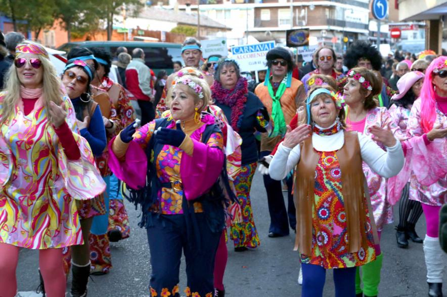 Desfile de Carnaval 2018 - Imagen de un grupo de personas disfrazadas de hipees.