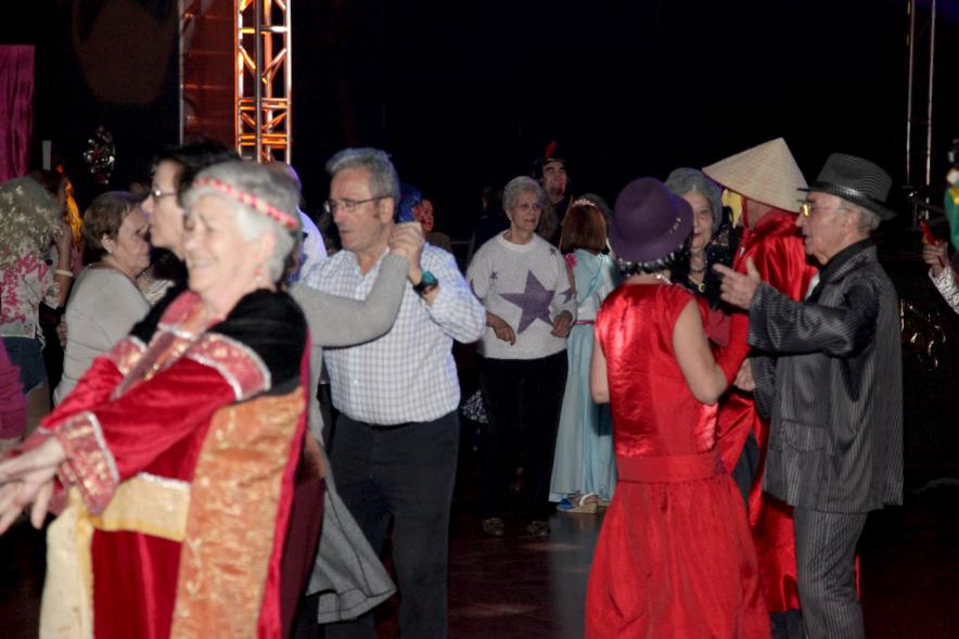 Carnaval de Mayores 2018 - Primer plano de las parejas disfrazadas bailando.