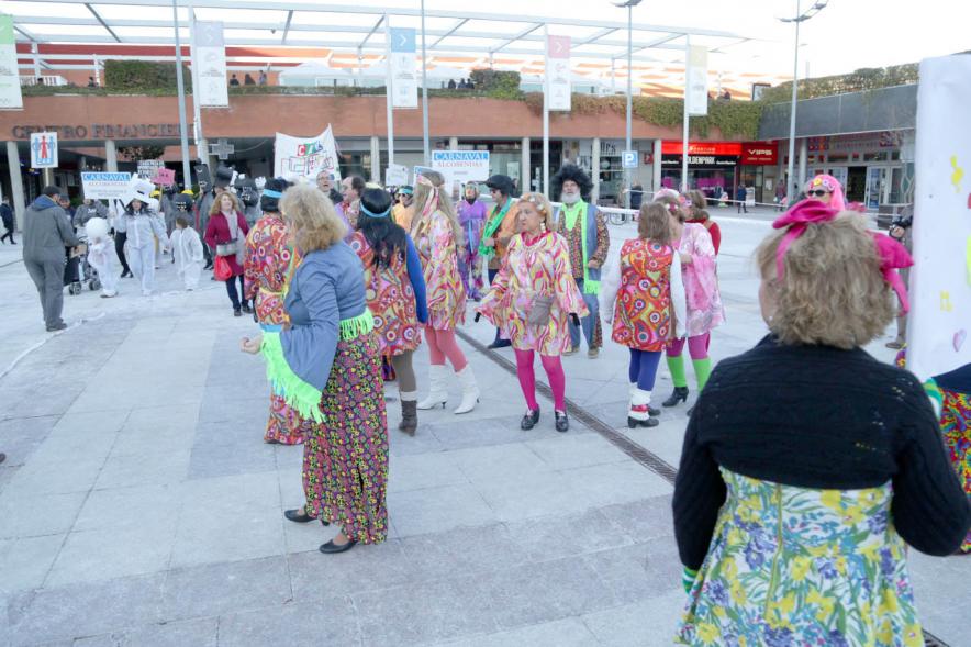 Desfile de Carnaval 2018 - Imagen de un grupo de personas disfrazadas de hipees en un momento del desfile.