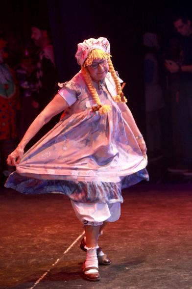 Baile de Carnaval de Mayores 2017 - Imagen de una de las participantes en el baile.