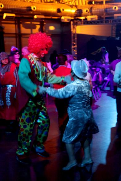 Carnaval de Mayores 2018 - Primer plano de las parejas disfrazadas bailando.