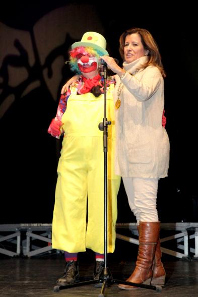 Carnaval de Mayores 2018 - La concejal y un payaso en la presentación.