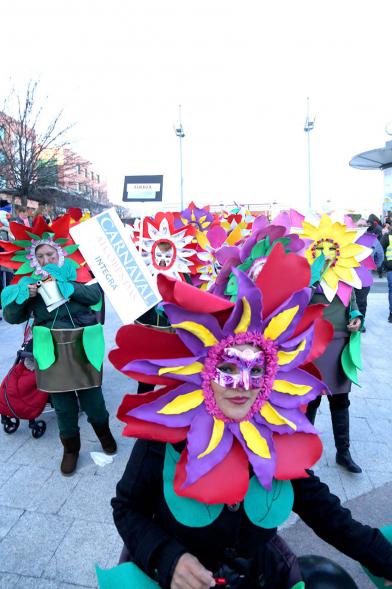 Desfile de Carnaval 2018 - Imagen de un grupo de personas disfrazadas de flores en un momento del desfile.