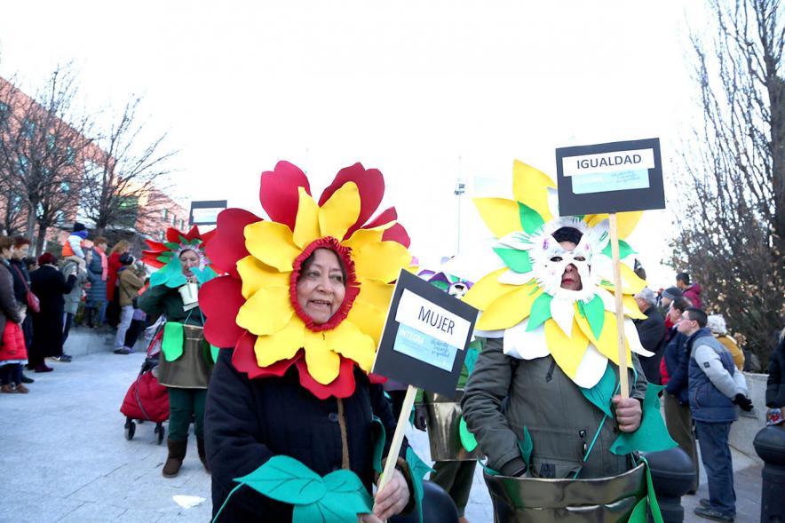 Desfile de Carnaval 2018 - Imagen de un grupo de personas disfrazadas de flores en un momento del desfile.