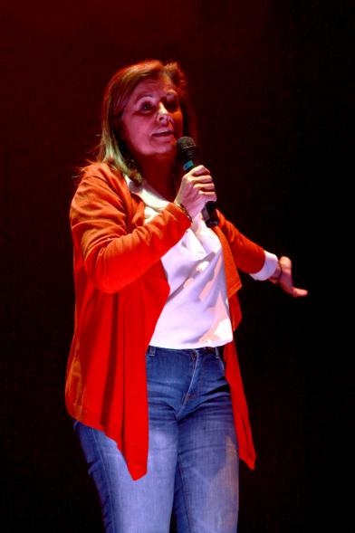 Baile de Carnaval de Mayores 2017 - Imagen de una persona dirigiéndose al público presente.
