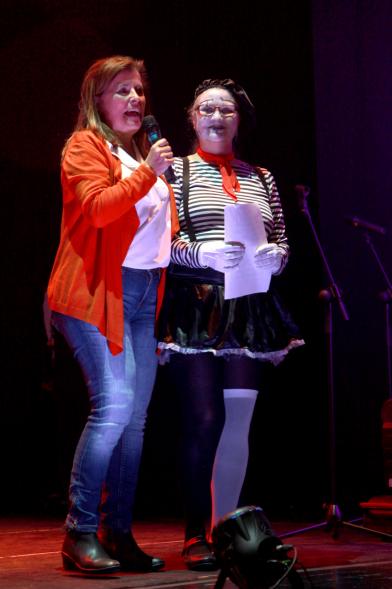 Baile de Carnaval de Mayores 2017 - Imagen de una persona dirigiendose al público presente junto con una de los personas disfrazadas que participa en el baile.