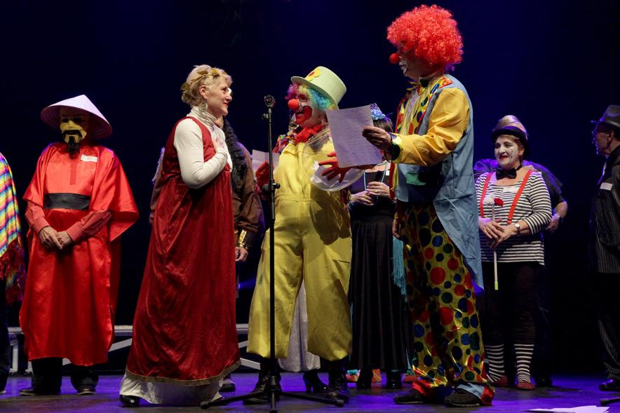 Carnaval de Mayores 2018 - Primer plano de asistentes disfrazados.