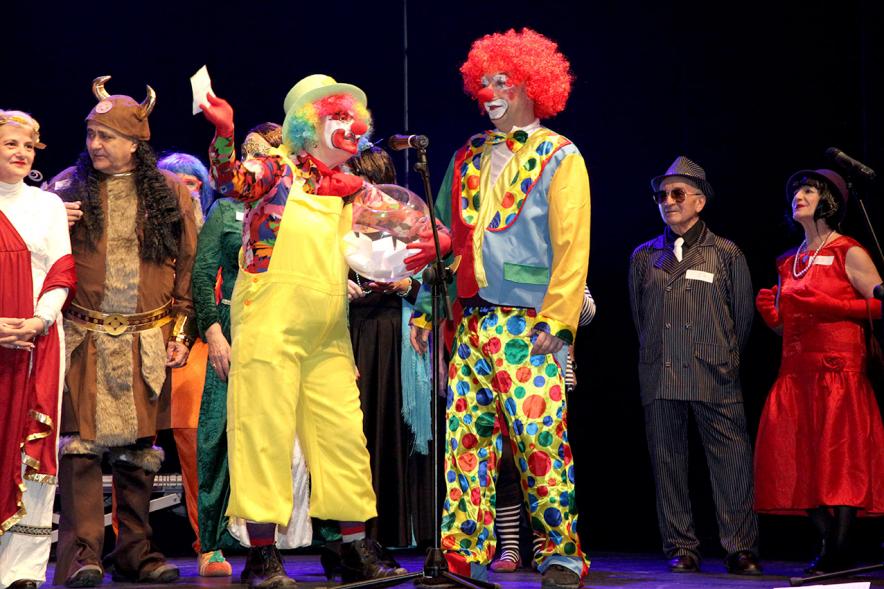 Carnaval de Mayores 2018 - Primer plano de asistentes disfrazados.