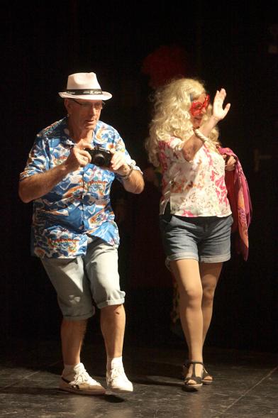 Carnaval de Mayores 2018 - Primer plano de una pareja disfrazada.