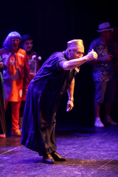 Carnaval de Mayores 2018 - Primer plano de un asistente disfrazado en el escenario.