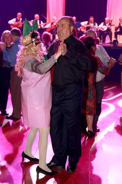 Baile de Carnaval de Mayores 2017 - Imagen de un momento de el baile de una pareja.