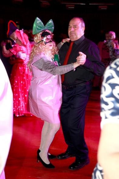 Baile de Carnaval de Mayores 2017 - Imagen de un momento de el baile de una pareja.