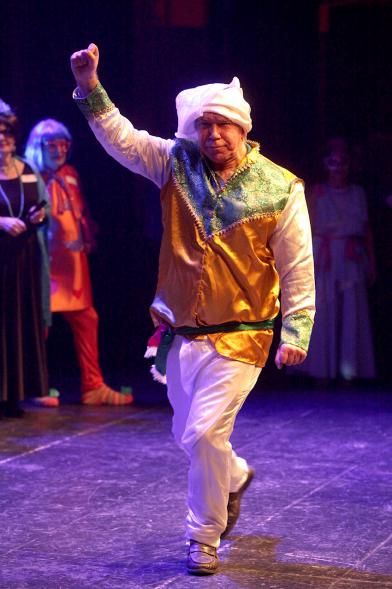 Carnaval de Mayores 2018 -  Primer plano de un asistente disfrazado.