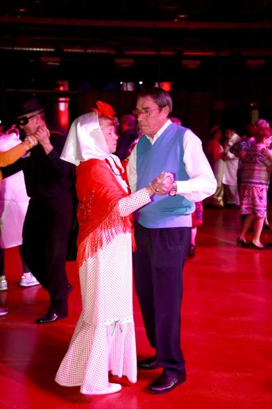 Baile de Carnaval de Mayores 2017 - Imagen de un momento de el baile de una pareja.