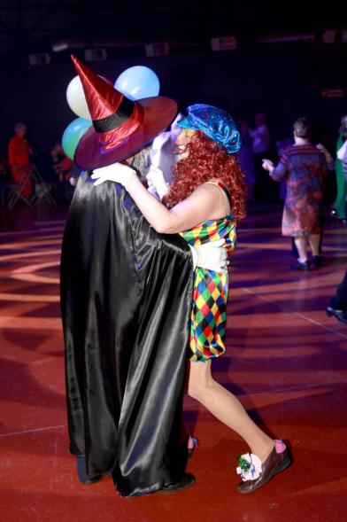Baile de Carnaval de Mayores 2017 - Imagen de un momento de el baile de una pareja.