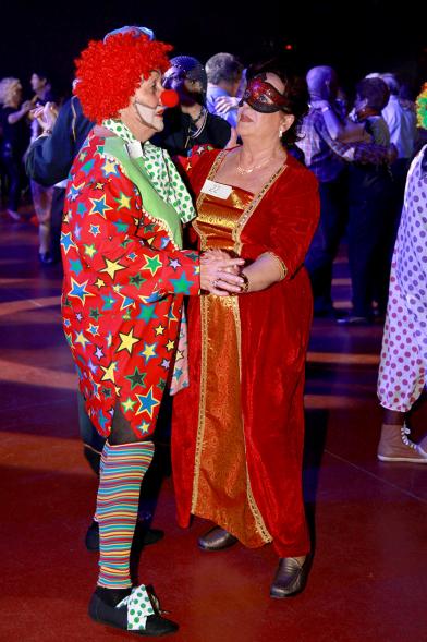 Baile de Carnaval de Mayores 2017 - Imagen de un momento de el baile de una pareja.