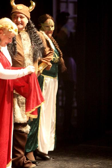Carnaval de Mayores 2018 -  Primer plano de  varios asistentes disfrazado en el escenario.