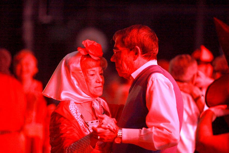 Baile de Carnaval de Mayores 2017 - Imagen de un momento de el baile de una pareja.