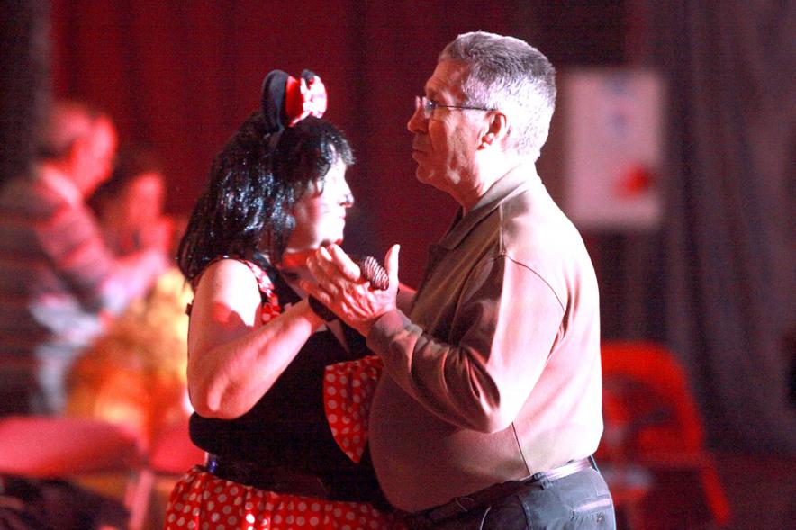 Baile de Carnaval de Mayores 2017 - Imagen de un momento de el baile de una pareja.