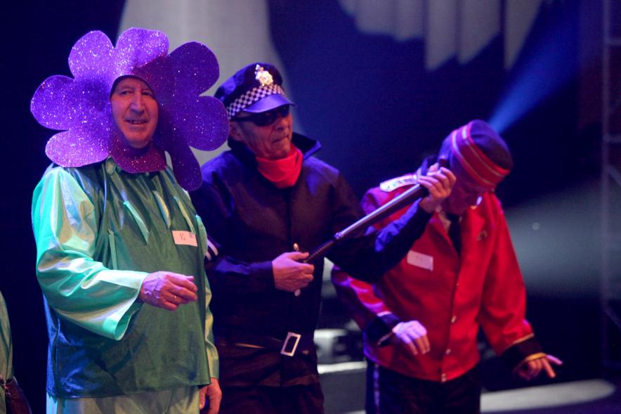 Carnaval de Mayores 2018 - Primer plano de  varios asistentes disfrazado en el escenario.