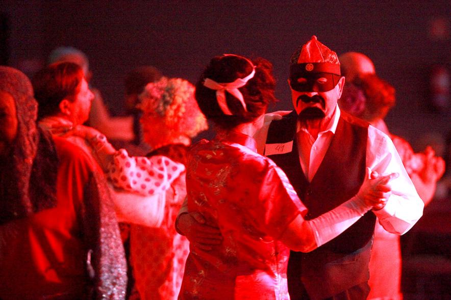 Baile de Carnaval de Mayores 2017 - Imagen de un momento de el baile de una pareja.