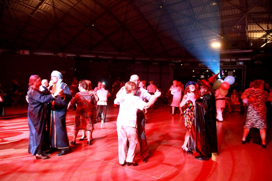 Baile de Carnaval de Mayores 2017 - Imagen de parejas bailando en la pista.