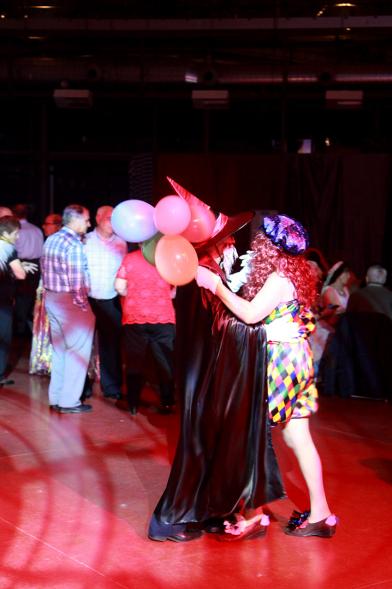 Baile de Carnaval de Mayores 2017 - Imagen de un momento de el baile de una pareja.