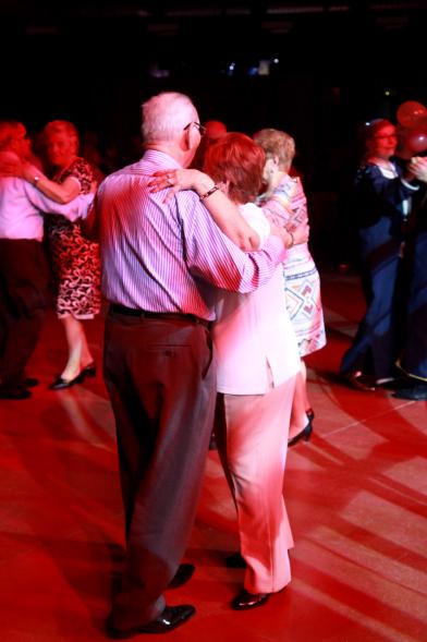 Baile de Carnaval de Mayores 2017 - Imagen de un momento de el baile de una pareja.