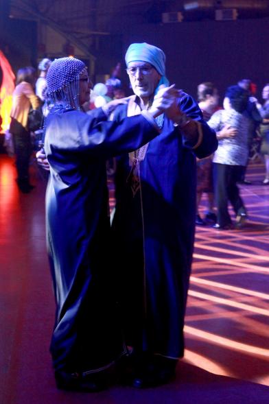 Baile de Carnaval de Mayores 2017 - Imagen de un momento de el baile de una pareja.