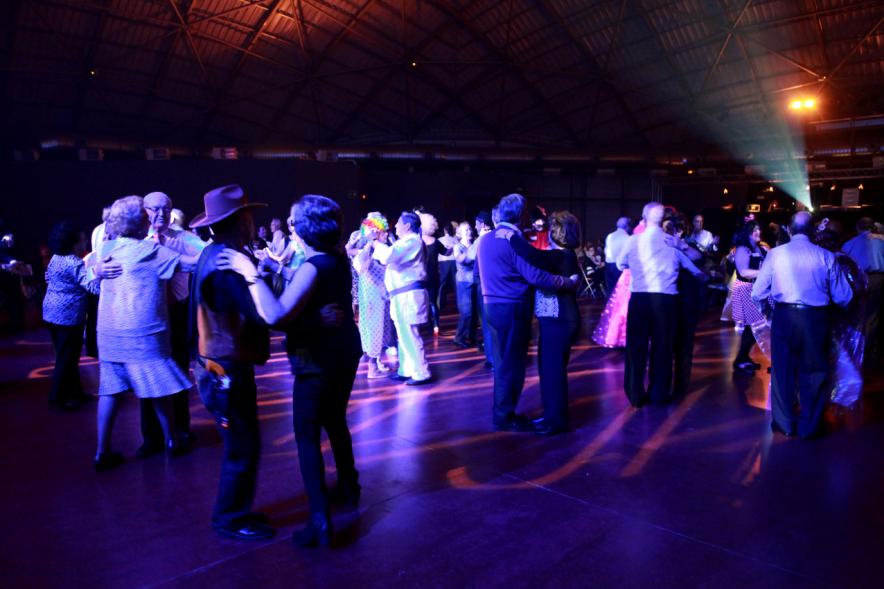 Baile de Carnaval de Mayores 2017 - Imagen de parejas bailando en la pista.
