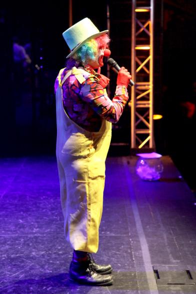 Carnaval de Mayores 2018 - Primer plano del payaso presentador.