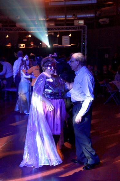 Baile de Carnaval de Mayores 2017 - Imagen de un momento de el baile de una pareja.