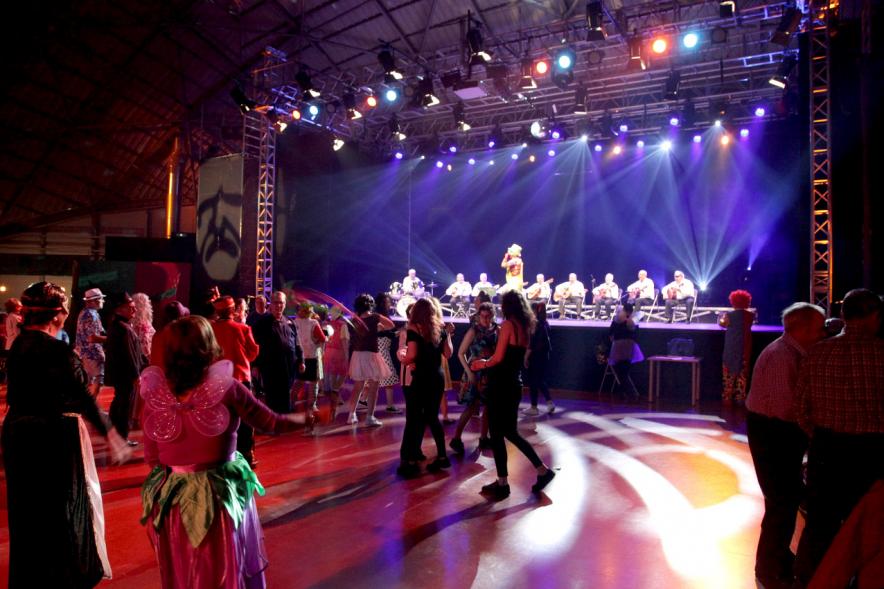 Carnaval de Mayores 2018 - Plano lateral del baile y el escenario.