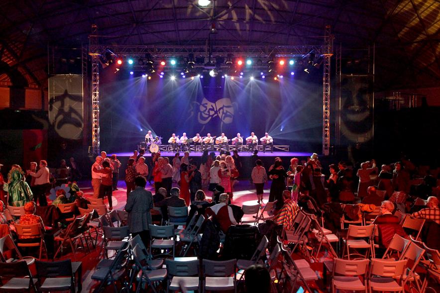 Carnaval de Mayores 2018 - Actuación musical en el escenario.