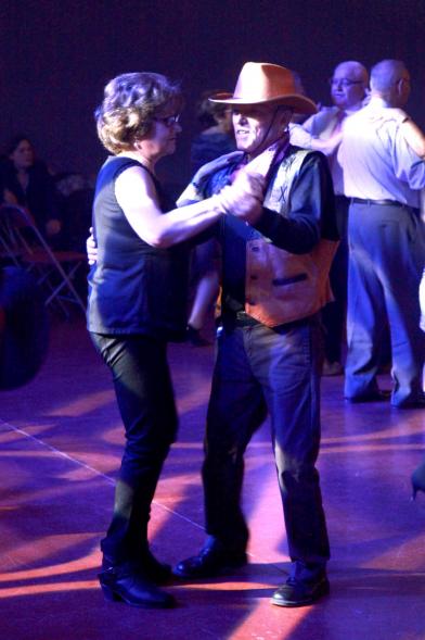 Baile de Carnaval de Mayores 2017 - Imagen de un momento de el baile de una pareja.