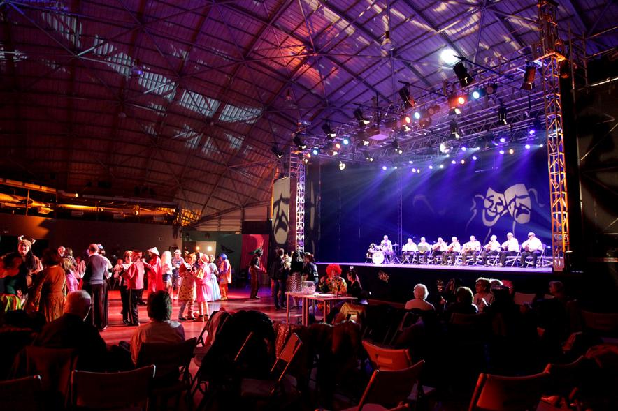 Carnaval de Mayores 2018 -Plano lateral del baile y el escenario.