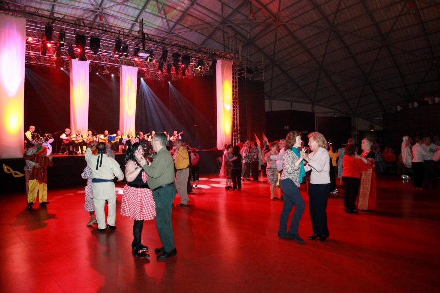 Baile de Carnaval de Mayores 2017 - Imagen de parejas bailando en la pista.