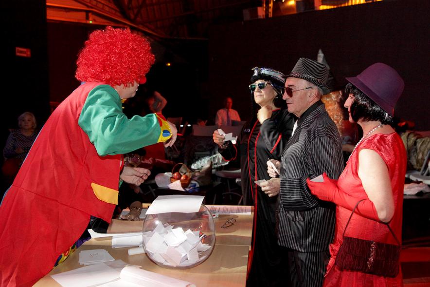 Carnaval de Mayores 2018 -  Los participantes votando para elegir al ganador.