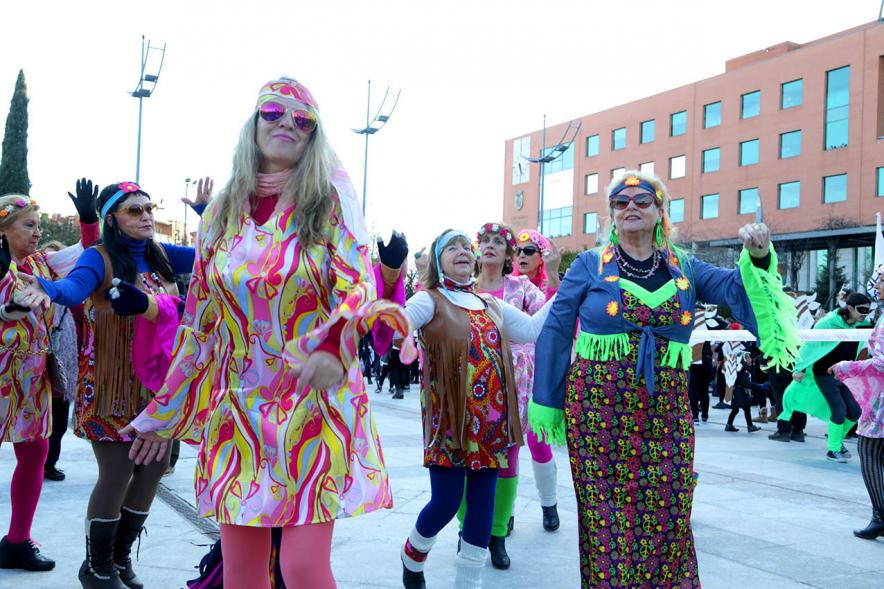 Desfile de Carnaval 2018 - Imagen de un grupo de personas disfrazadas de hipees en un momento del desfile.