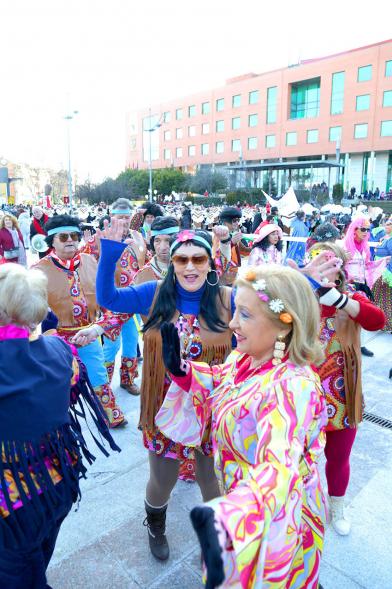 Desfile de Carnaval 2018 - Imagen de un grupo de personas disfrazadas de hipees en un momento del desfile.