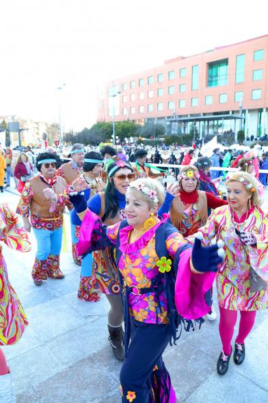 Desfile de Carnaval 2018 - Imagen de un grupo de personas disfrazadas de hipees en un momento del desfile.