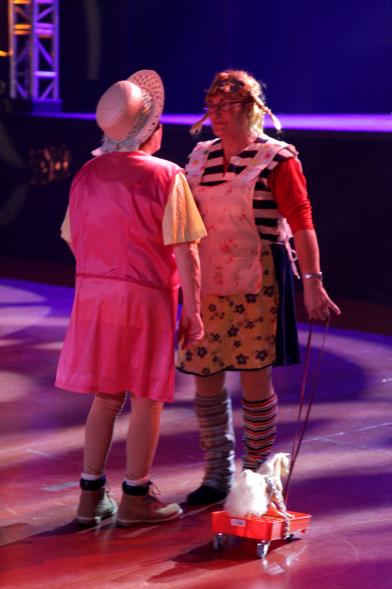 Carnaval de Mayores 2018 - Primer plano de una pareja disfrazada.