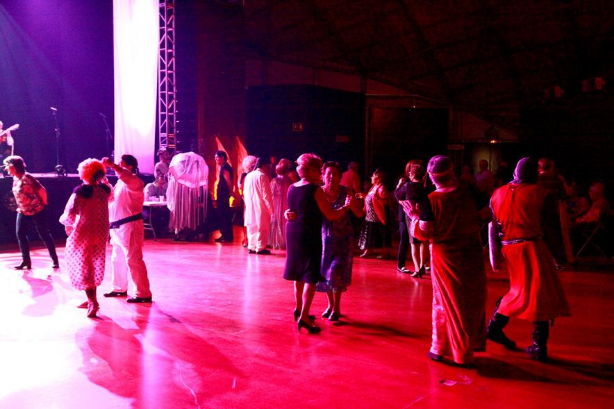 Baile de Carnaval de Mayores 2017 - Imagen de parejas bailando en la pista.
