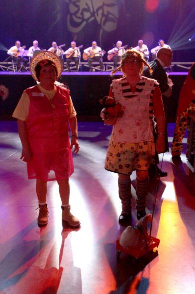 Carnaval de Mayores 2018 - Primer plano de una pareja disfrazada.