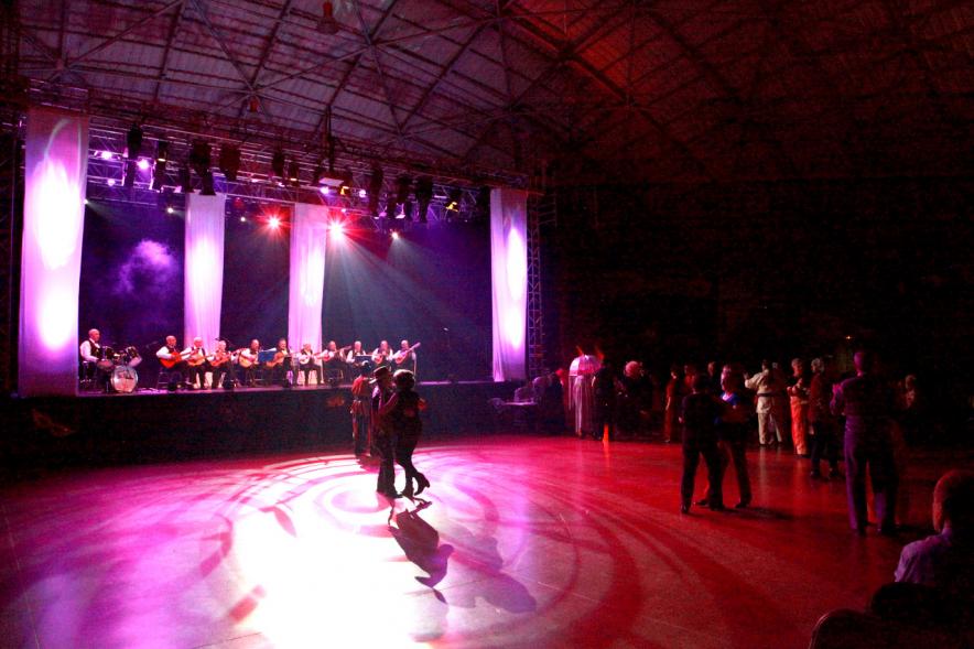 Baile de Carnaval de Mayores 2017 - Imagen de parejas bailando en la pista.