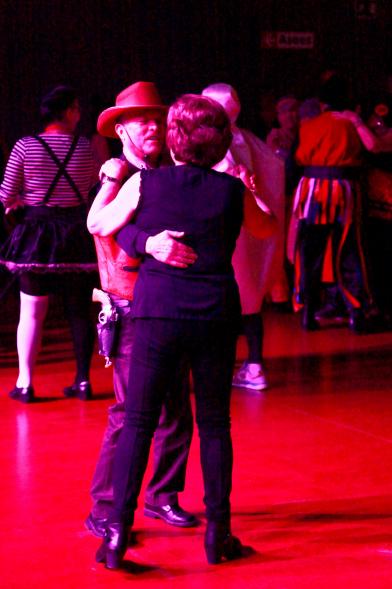Baile de Carnaval de Mayores 2017 - Imagen de un momento de el baile de una pareja.