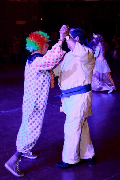 Baile de Carnaval de Mayores 2017 - Imagen de un momento de el baile de una pareja.