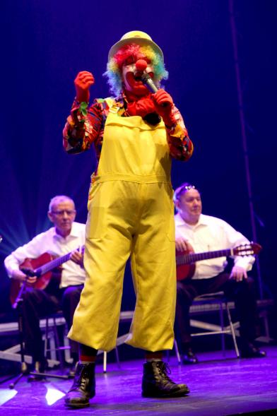 Carnaval de Mayores 2018 - Primer plano del presentador disfrazado de payaso.
