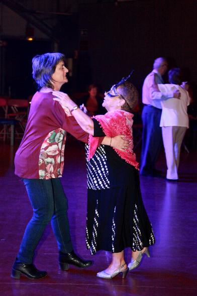 Baile de Carnaval de Mayores 2017 - Imagen de un momento de el baile de una pareja.