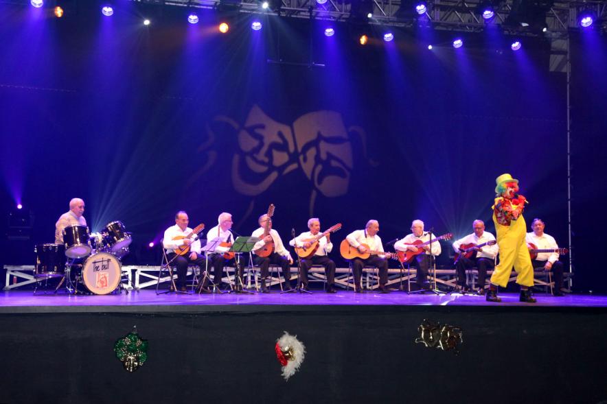 Carnaval de Mayores 2018 - Imagen del escenario con el grupo musical y el presentador.